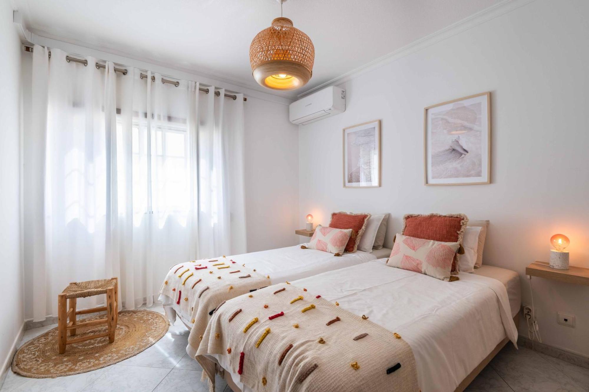 Flat With Ac, Wifi, Netflix, Balcony - 3 Min From The Beach Lägenhet Armação de Pêra Exteriör bild