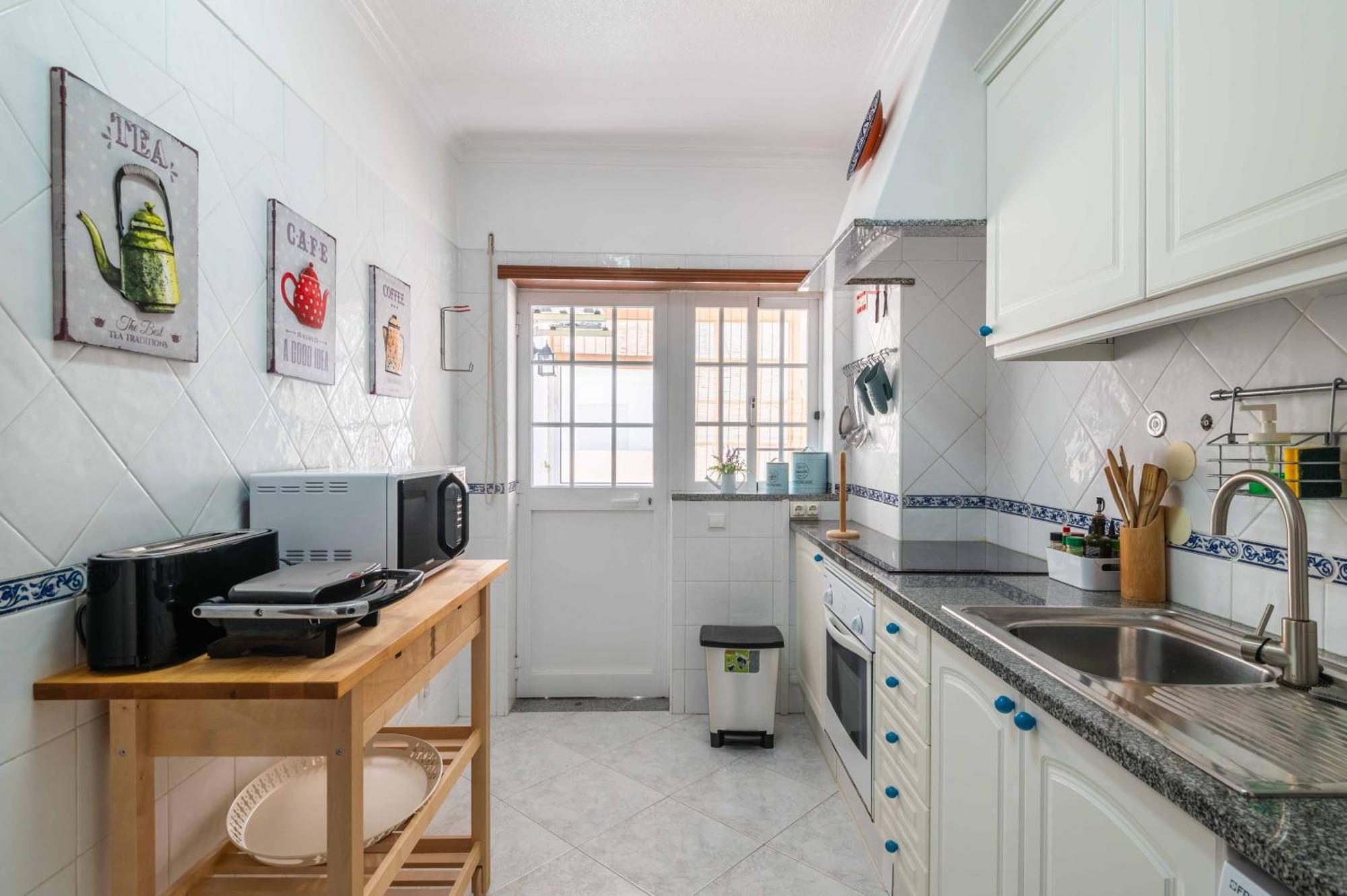 Flat With Ac, Wifi, Netflix, Balcony - 3 Min From The Beach Lägenhet Armação de Pêra Exteriör bild