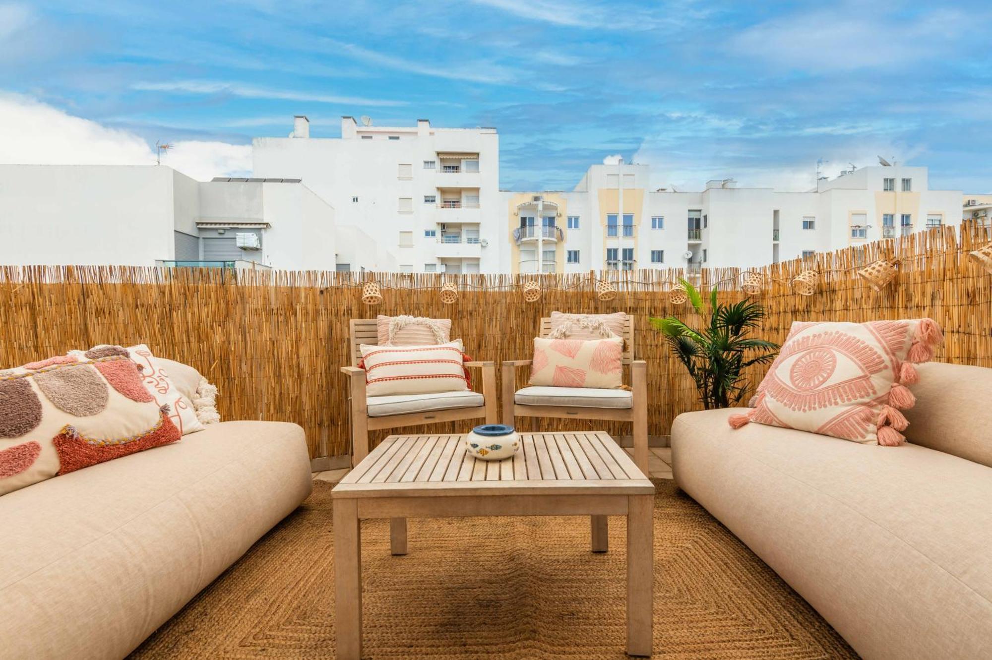 Flat With Ac, Wifi, Netflix, Balcony - 3 Min From The Beach Lägenhet Armação de Pêra Exteriör bild